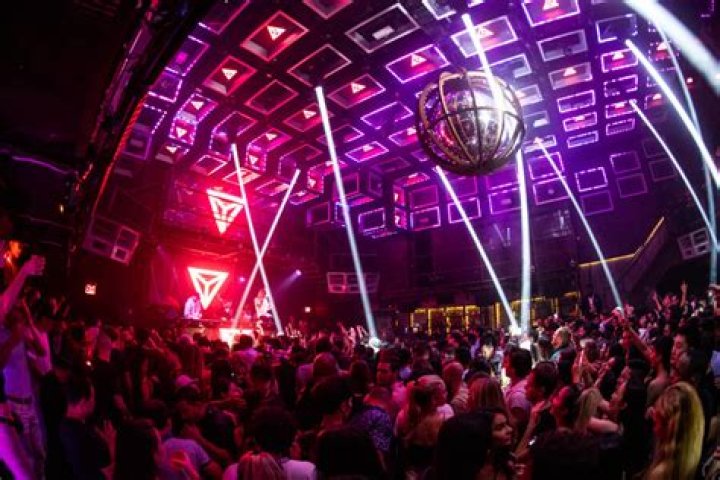 
Reactions as Portable Shuts Down A Popular Night Club In Cairo Egypt With An Energetic Performance 