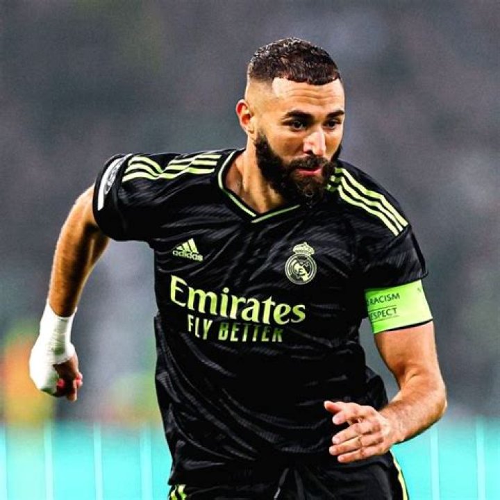 
Real Madrid face anxious wait after Benzema suffers knee injury 