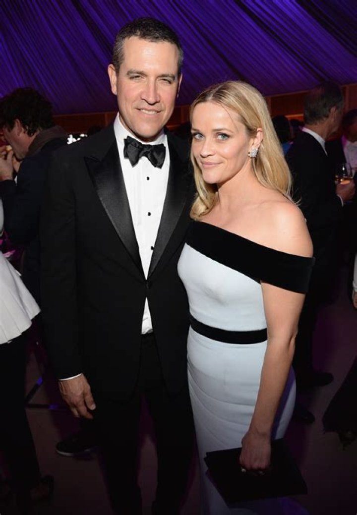 Reese Witherspoon’s husband is a barfly, a happy-hour lover & a bad tipper
