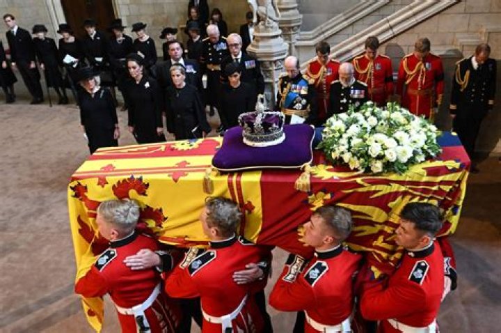 
Royal Guard Fainted Near Queen Elizabeth’s Coffin and Fell off the Podium 