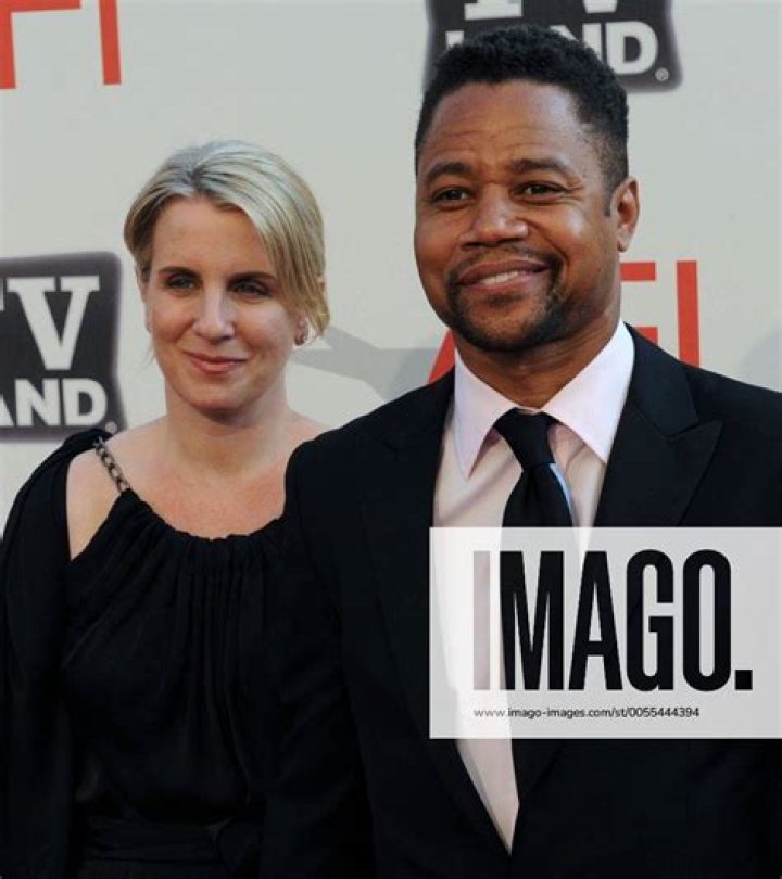 Sara Kapfer Bio (Wiki) 