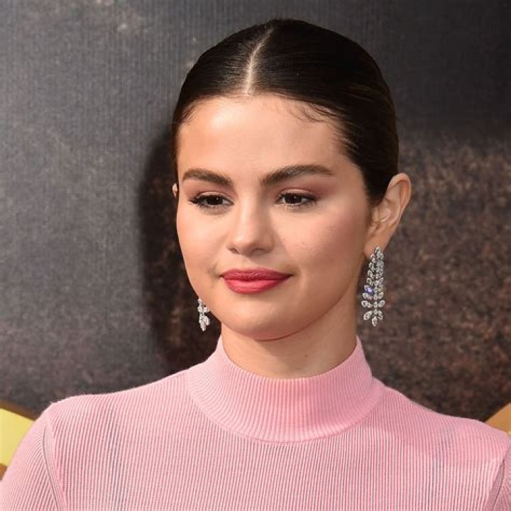 Selena Gomez flashed her ankle at a mosque & caused a controversy