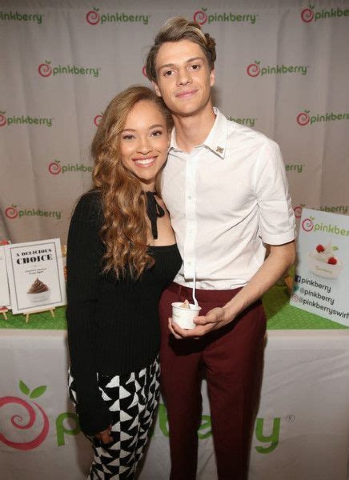 Shelby Simmons - Age, Family, Bio