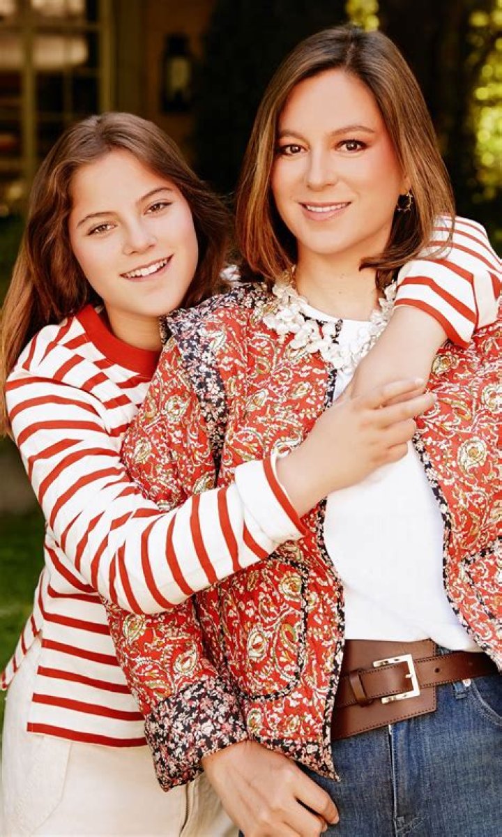 Singer Olivia Longott pays tribute to her mother whom she lost last month at age 74!