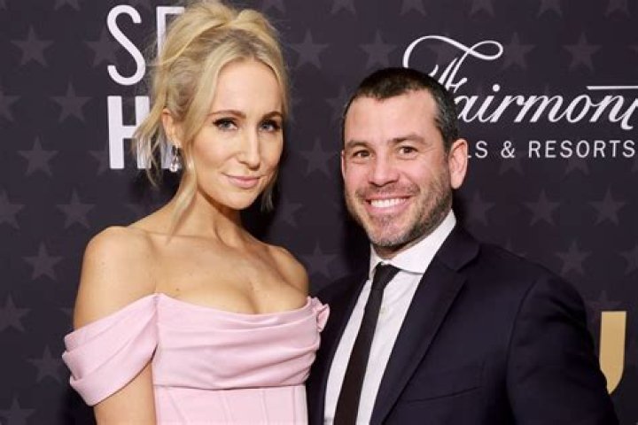 Stand-up comedian, Nikki Glaser (aged 35) don't have a boyfriend; Net Worth: 2 million, tour, roast.