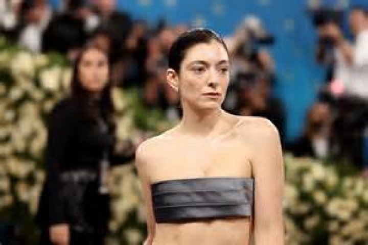 Star: Lena Dunham is convinced that Jack Antonoff cheated on her with Lorde