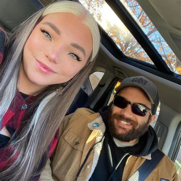 Stef Sanjati - Age, Family, Bio