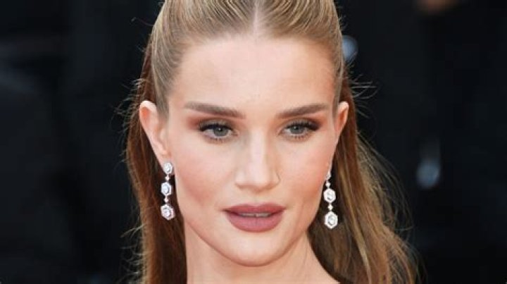 Stunning Hollywood model, Rosie Huntington Whiteley appears with baby bump in the Red Carpet