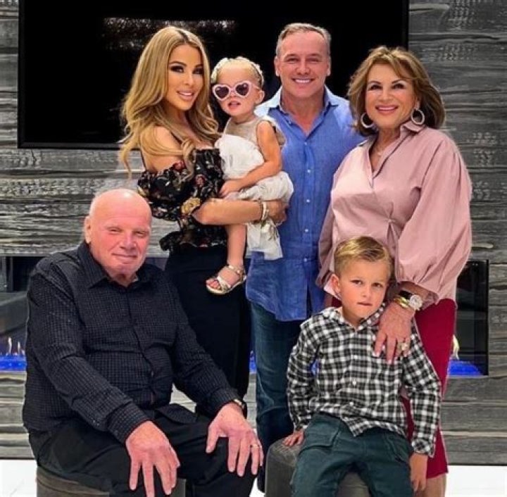 Surgeon and Television personality, Leonard Hochstein Residing With His Wife And Children At Their Million Dollar Mansion.