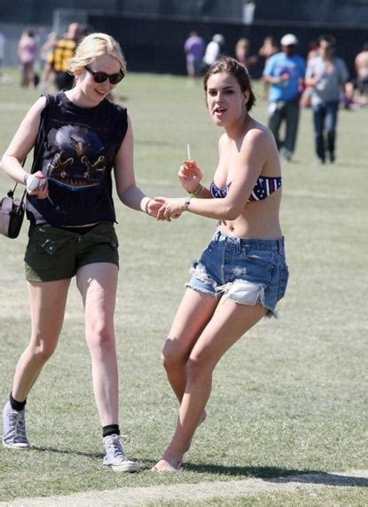 Tallulah Willis, 17, smokes a cig, and other Coachella photos