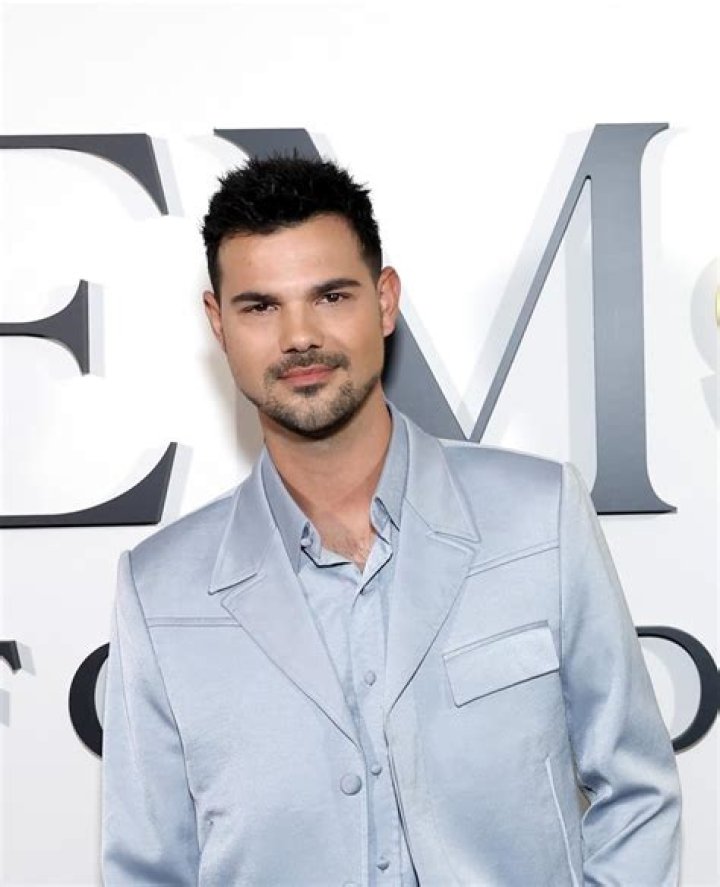 Taylor Lautner in Vogue Italia: ridiculous or leave the kid alone?