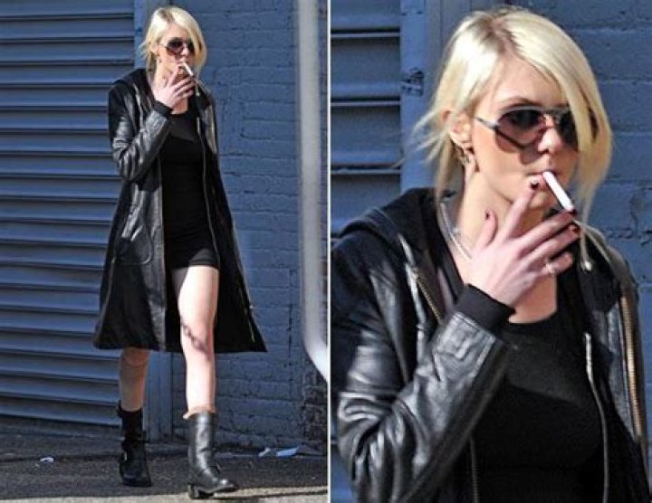 Taylor Momsen, 16, caught smoking a cigarette