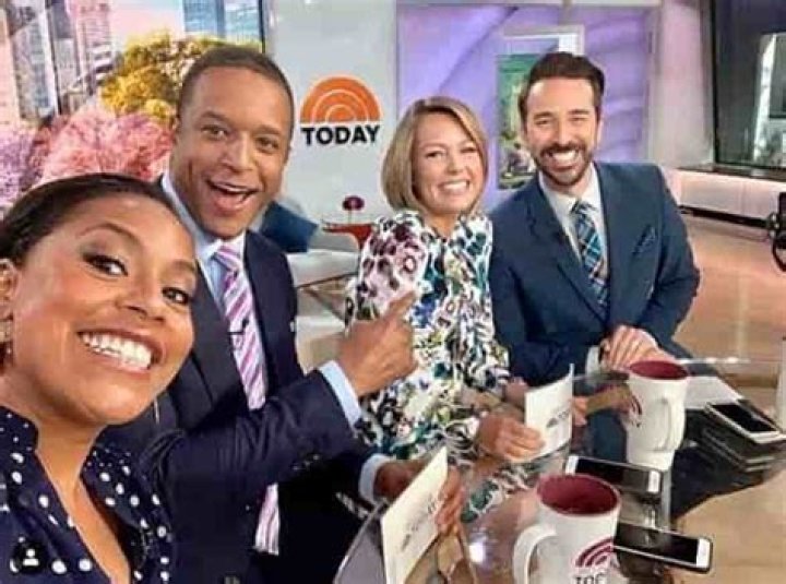 The 44 aged NBC News reporter Joe Fryer is dating his partner Peter Brlylinke