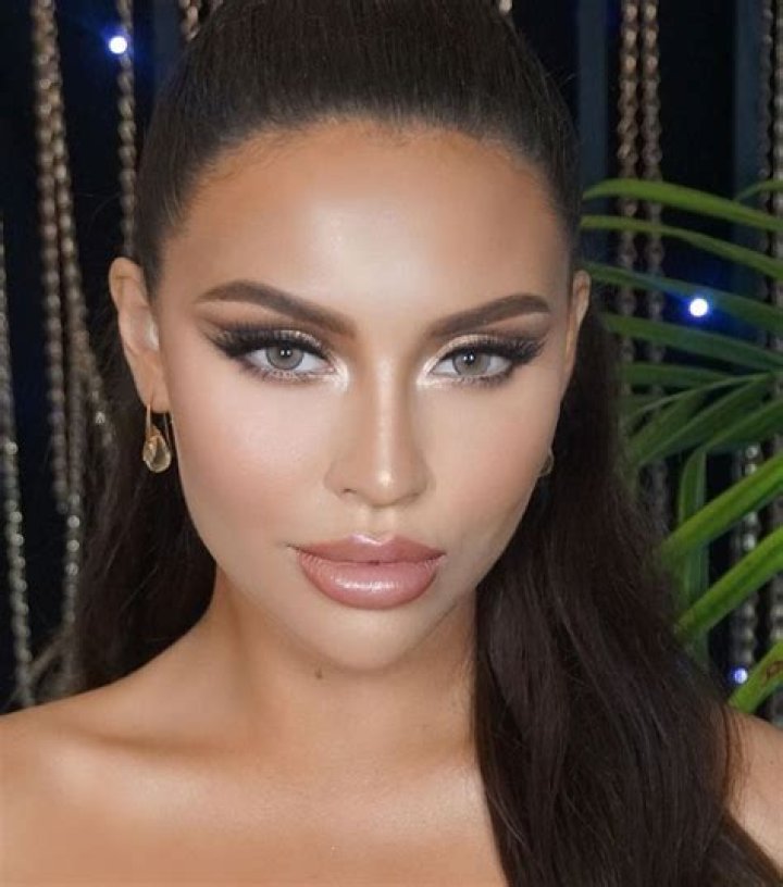 The make-up artist Tamanna Roashan teaches beauty classes in DressYourFace Live.