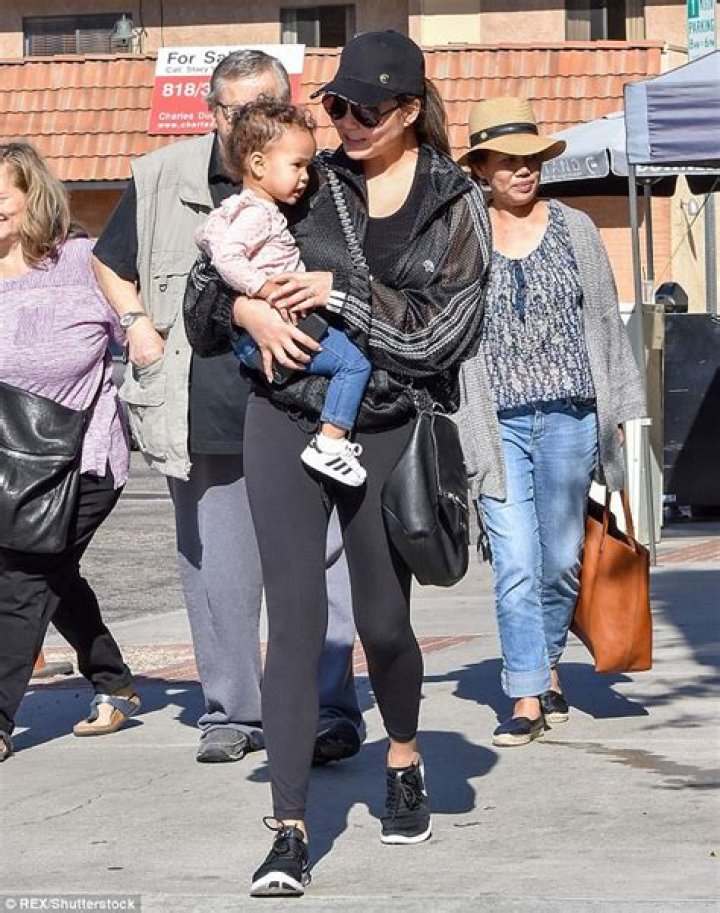 The parents, Ron and Vilailuck, of supermodel Chrissy Teigen are divorcing! Chrissy and her daughter Luna take a stroll in Los Angeles!