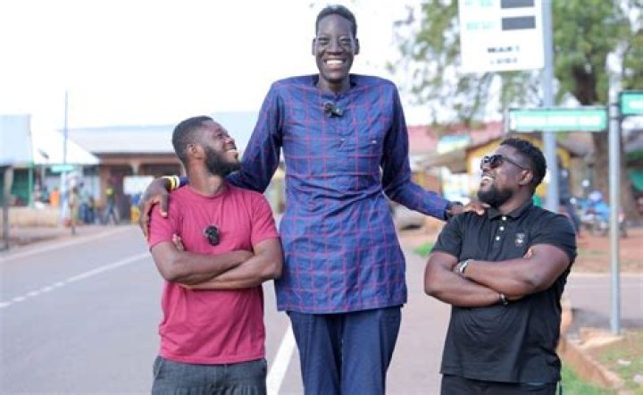 The Tallest Man In Ghana Sulemana Abdul Samed To Get Married And Have Kids!