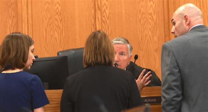 TV personality, Sari Locker is currently single but was she dating in the past.