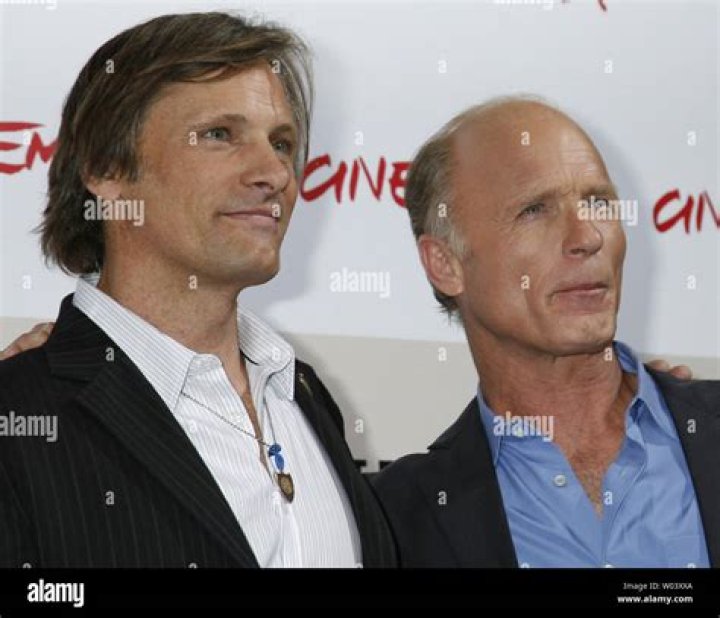 	“Viggo Mortensen looks hot, old and happy in Canada” links	