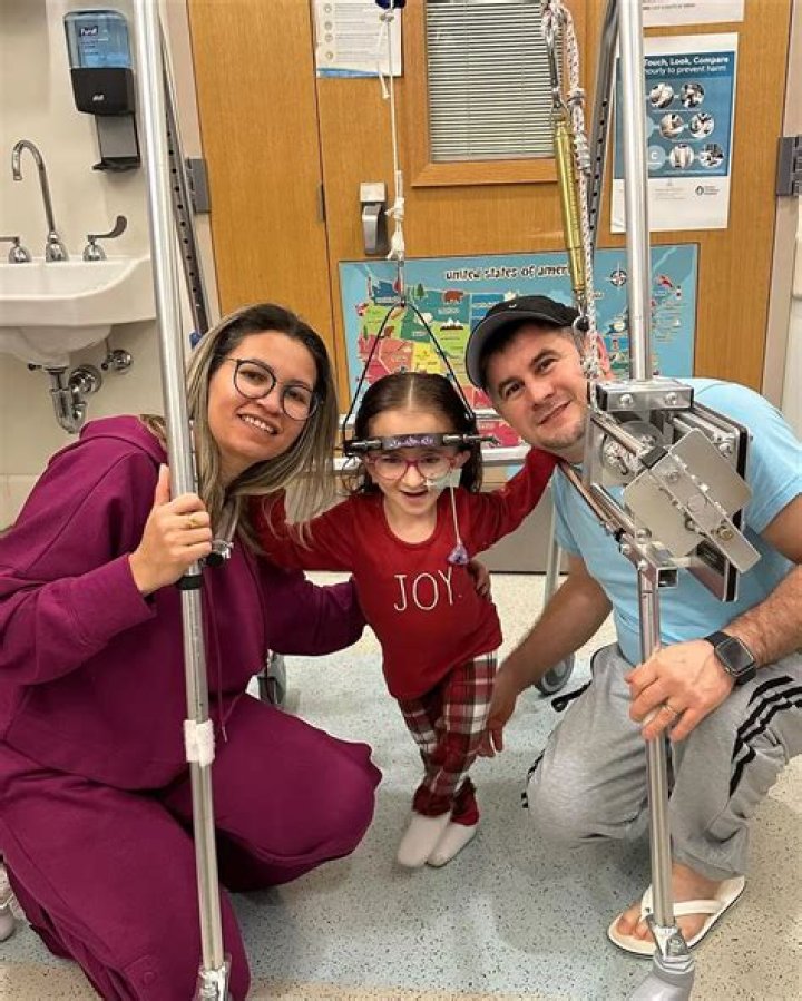 Vitoria Bueno - Age, Family, Bio