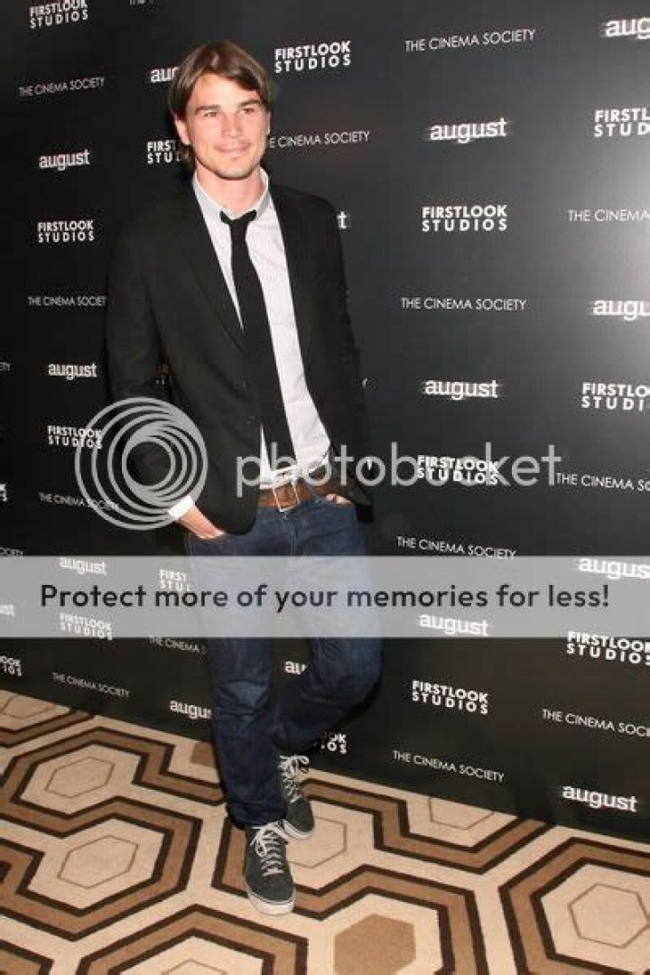 Was Josh Hartnett filmed having sex in a hotel library?
