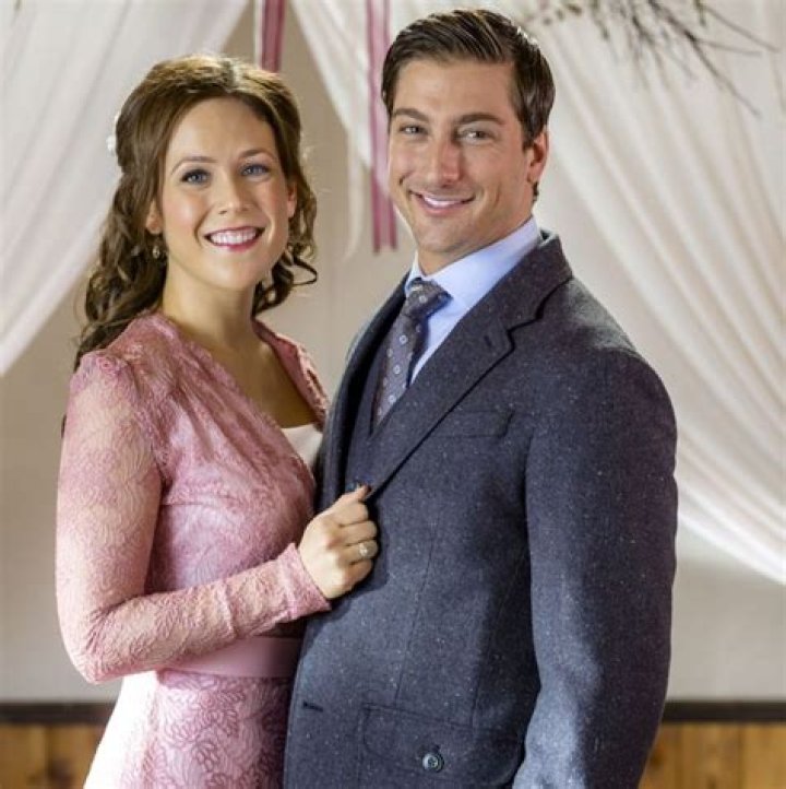 When Calls The Heart alum Daniel Lissing- Is he dating his Co-star Erin Krakow? Is On-Screen romance turned into Off-Screen Couple?