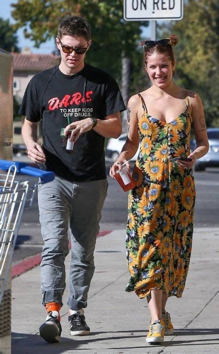 Who is Evan Peters Dating in 2021? Know about the relationship Details