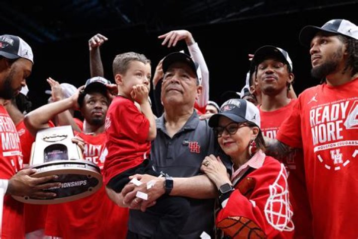 
Who Is Karen Lowery? Meet Coach Kelvin Sampson’s Wife And Family 