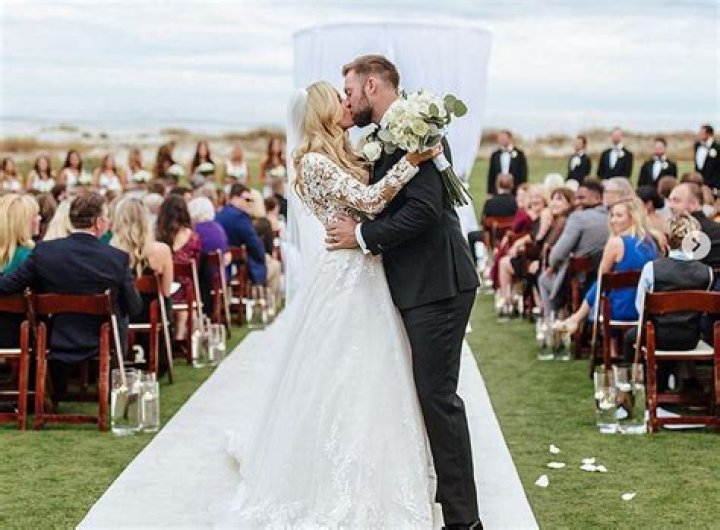 Who Is Laura Little Sock? Wiki, Age, Instagram, Husband, Sister, Net Worth, Height, Nationality