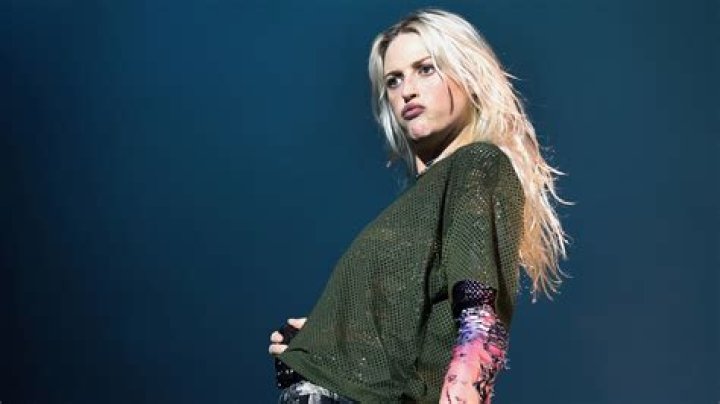 Who is the lead singer of The Offspring?