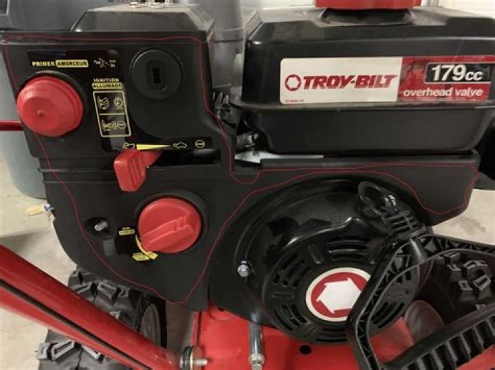 Who make Troy Bilt engines?