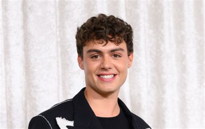 Who plays James in Heartstopper? (Bradley Riches age and more!)