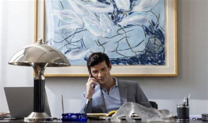 Who plays Nicolas de Léon in Emily in Paris season 3?