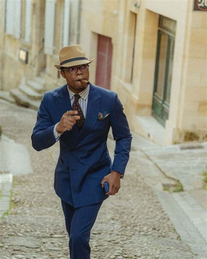 Why Does Oliver Steele Wear A Hat on American Idol?