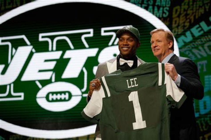 
Why was former New York Jets player Darron Lee arrested? 