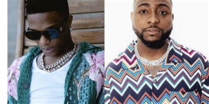 
Wizkid FC goes on rampage as media personality refers to singer as ‘immature’ for broke shaming other singers 