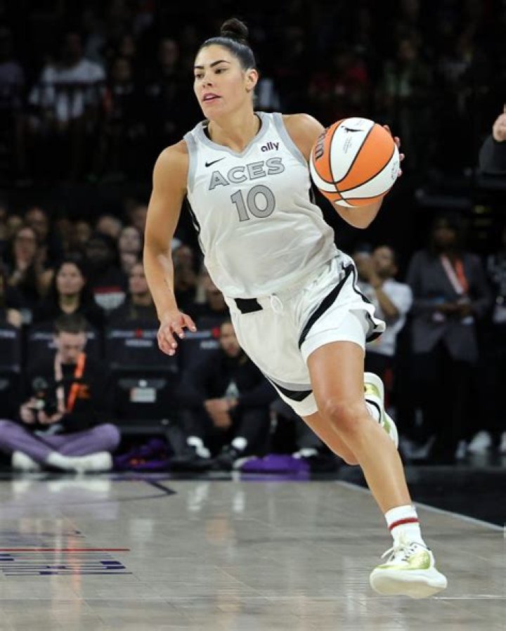 WNBA Player, Kelsey Plum Currently Rejoice Her Singlehood; Sister Of Lauren Plum And Kaitlyn Plum.