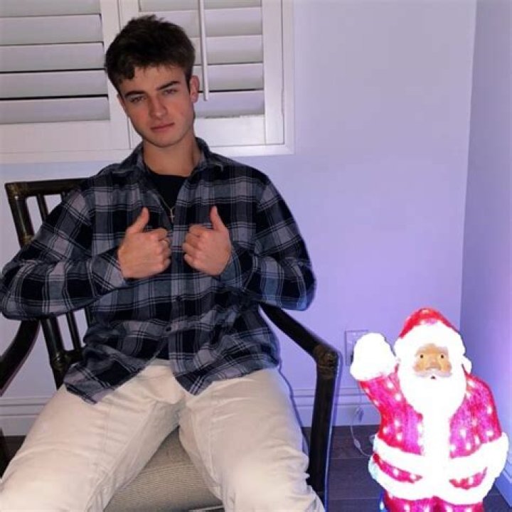 Zach Davis Height, Weight, Net Worth, Age, Birthday, Wikipedia, Who, Instagram, Biography